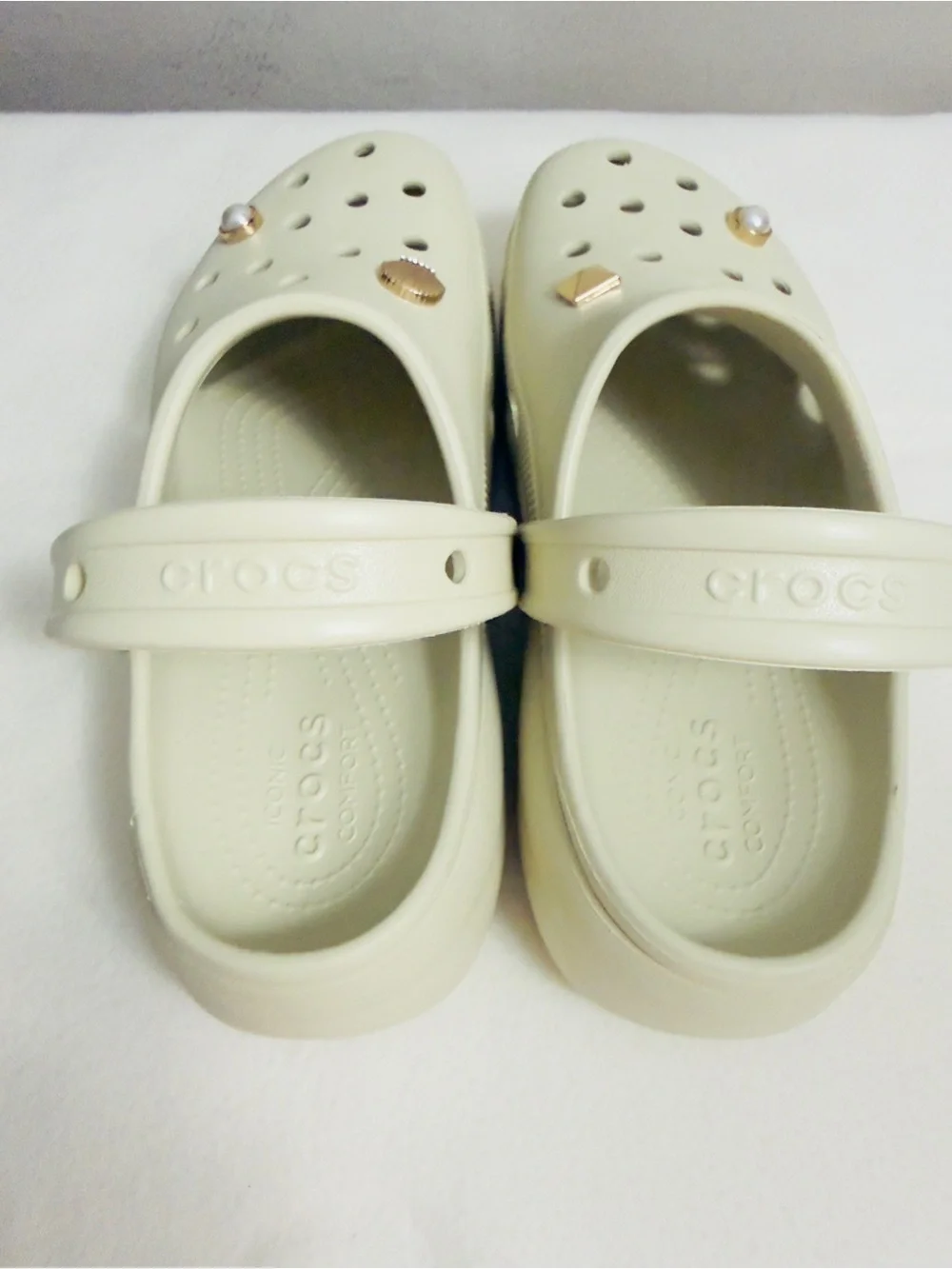 Crocs Classic Platform Clogs Bone Beige Pearl Shell Charms Women's Size 10